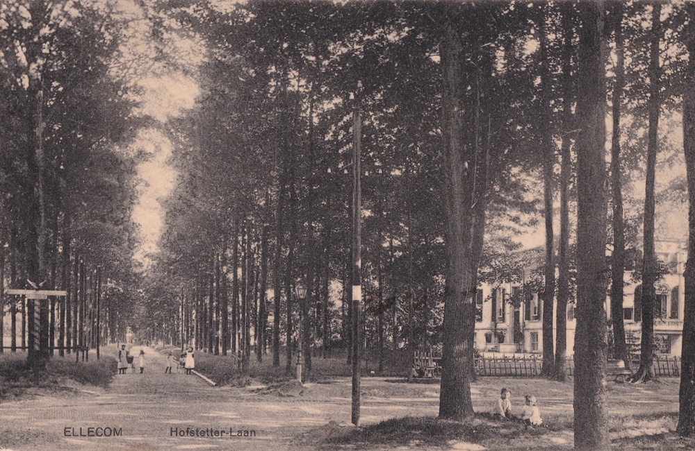 De Hofstettenlaan uitkomend op de Rijksweg, huis Hofstetten rechts - 1910