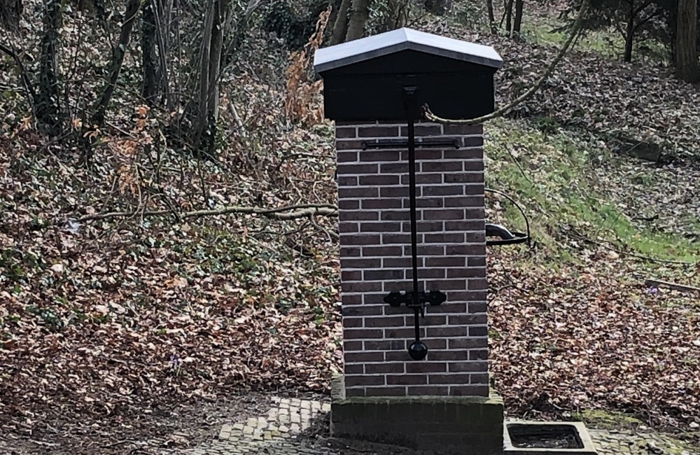 Waterpomp achter de Torckschool