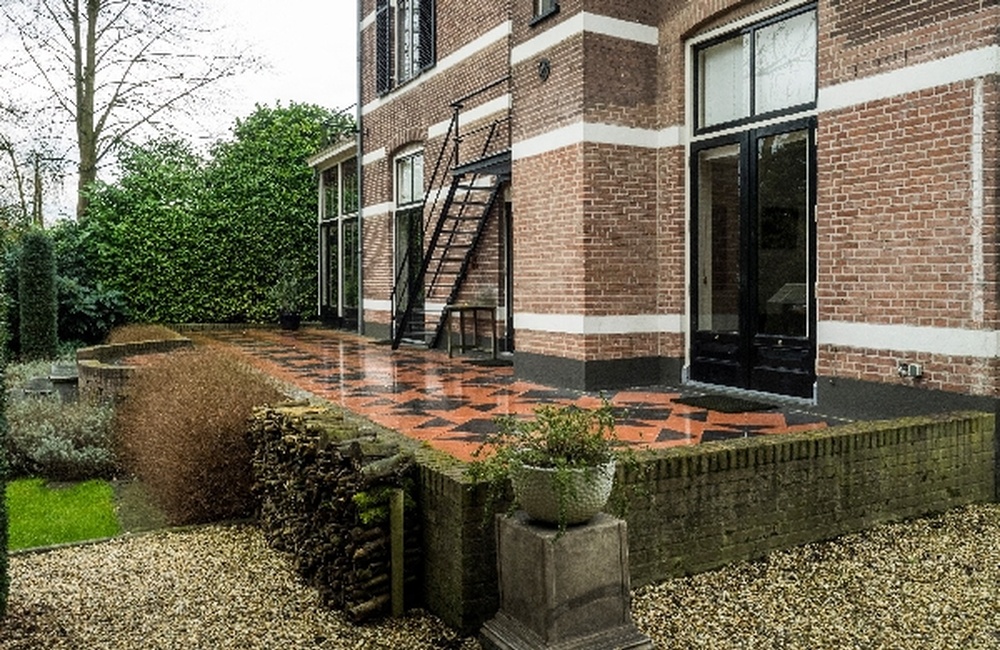 Terras achterzijde Villa Nova - 2016