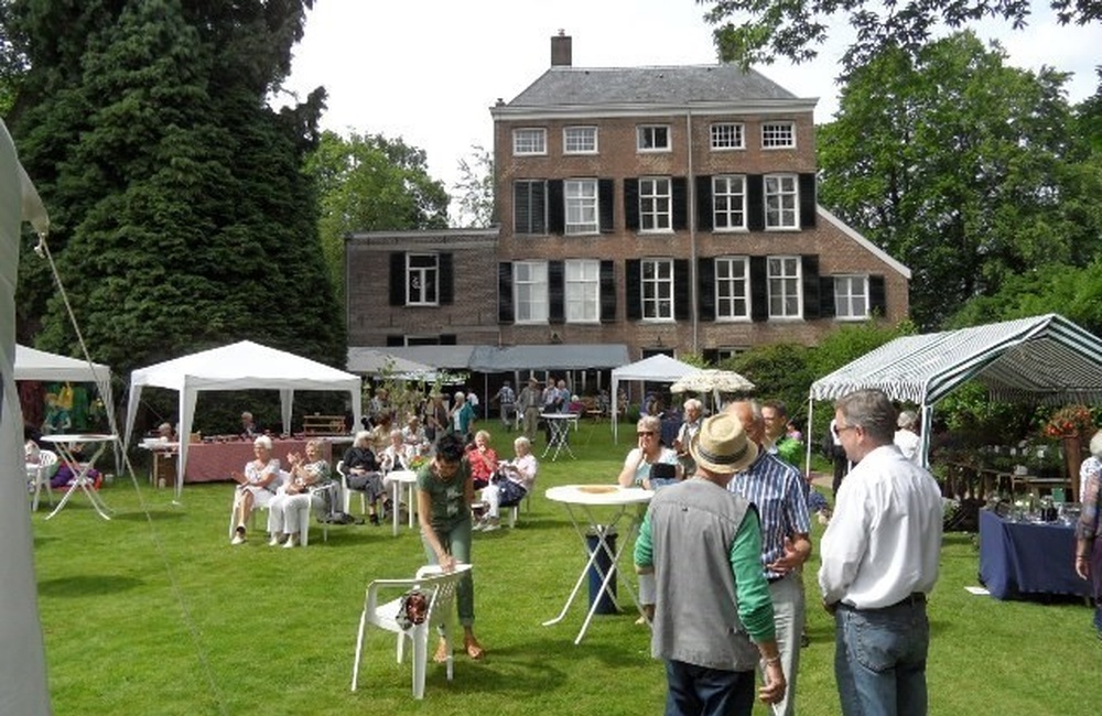 Zomeractiviteit in de kerktuin ca. 2018