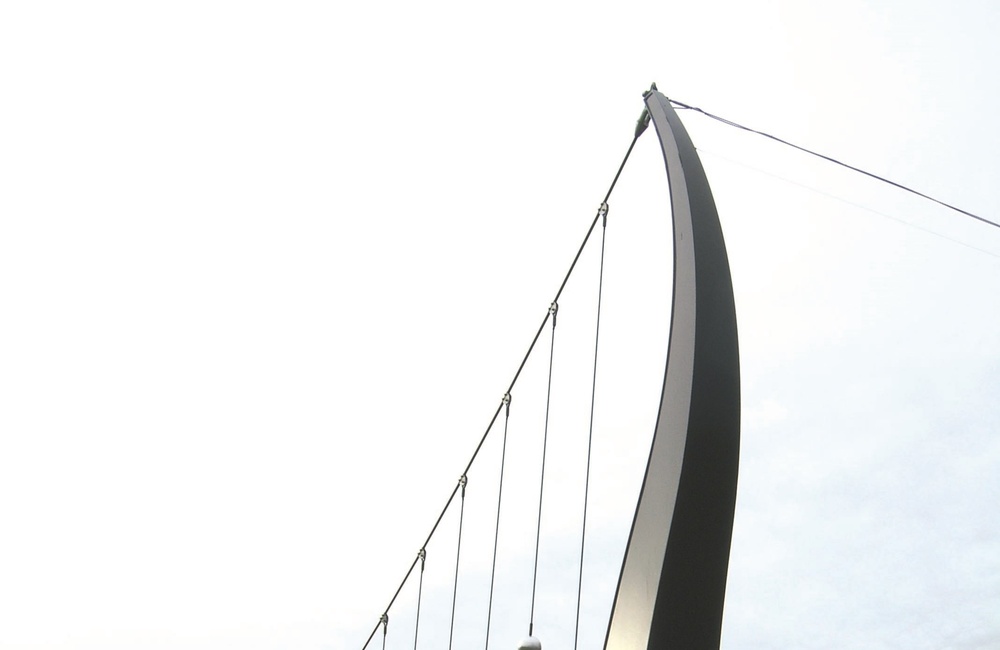 Brug met kunstwerk