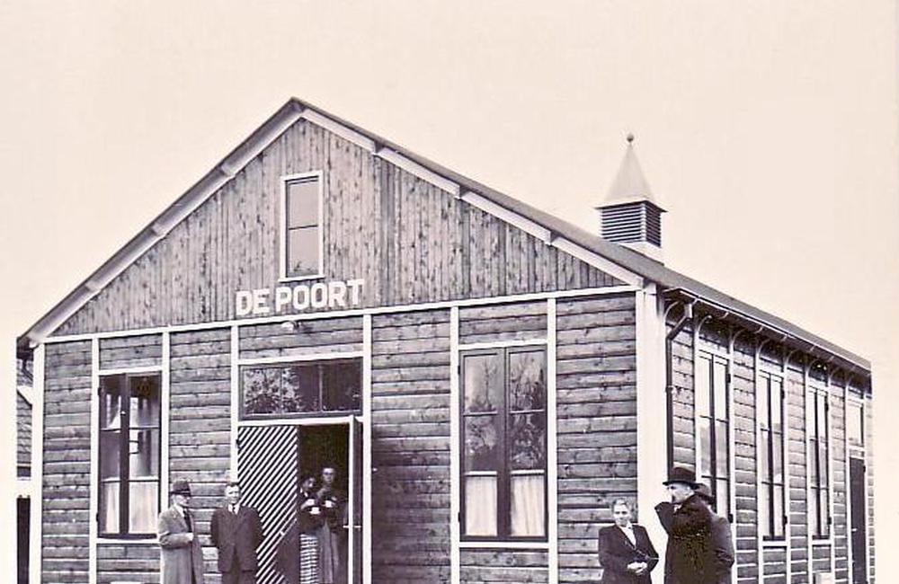 DE Poort met bezoekers ca 1950