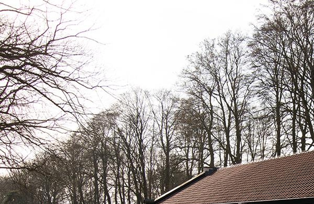 Op de achtergrond het kleine pompstation
