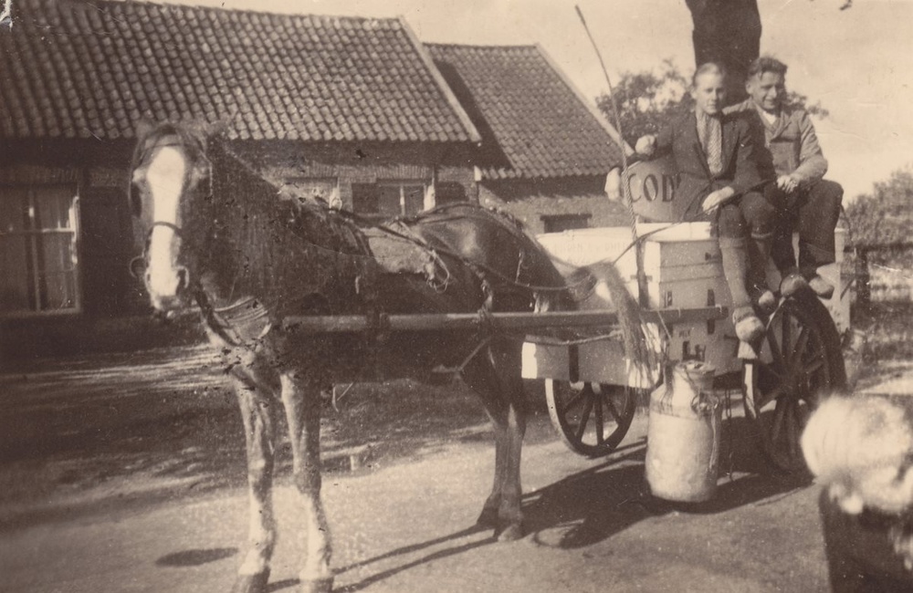 Codimez-venter Pasman op de Harderwweg - 1942