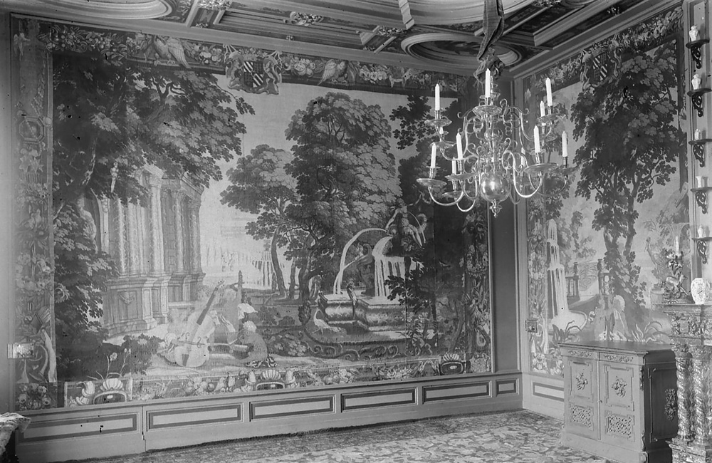 Interieur, kamer met wandtapijten (1917)