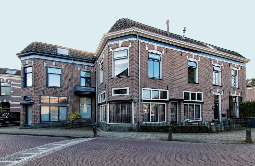 Voorgevel (Viëtorstraat 1) en linker zijgevel gekoppelde herenhuizen - 2016