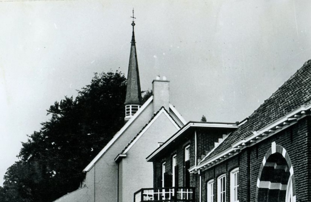 Chr. lagere school met links daarnaast het meestershuis en de kerk - v¾¾r 1978