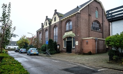 Kerkgebouw vanaf straat