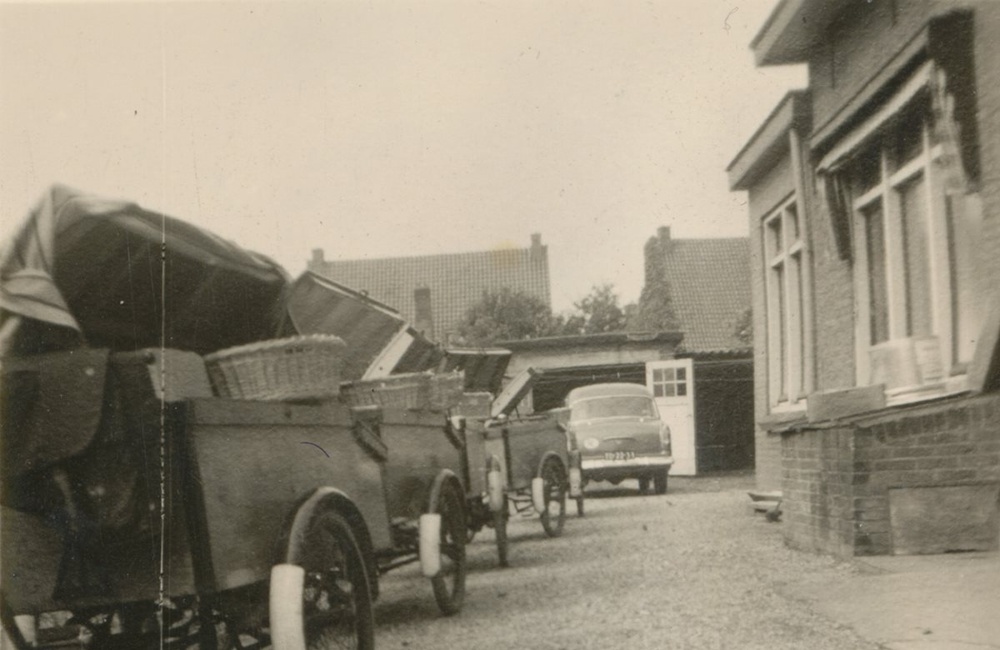Bakfietsen naast bakkerij  Meeuwissen - 1945-1950