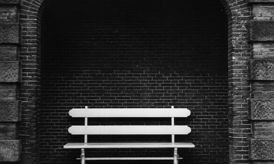 Witte houten bank
