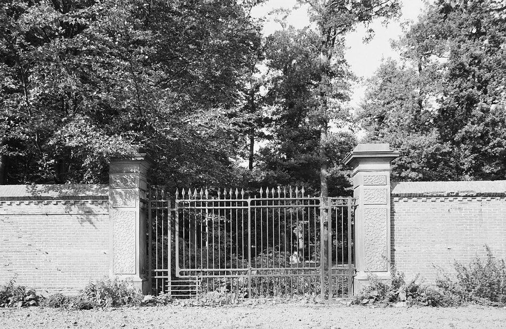 Hoofdtoegang voormalige boomgaard moestuin, Arnhemsestraatweg 10 (1983)