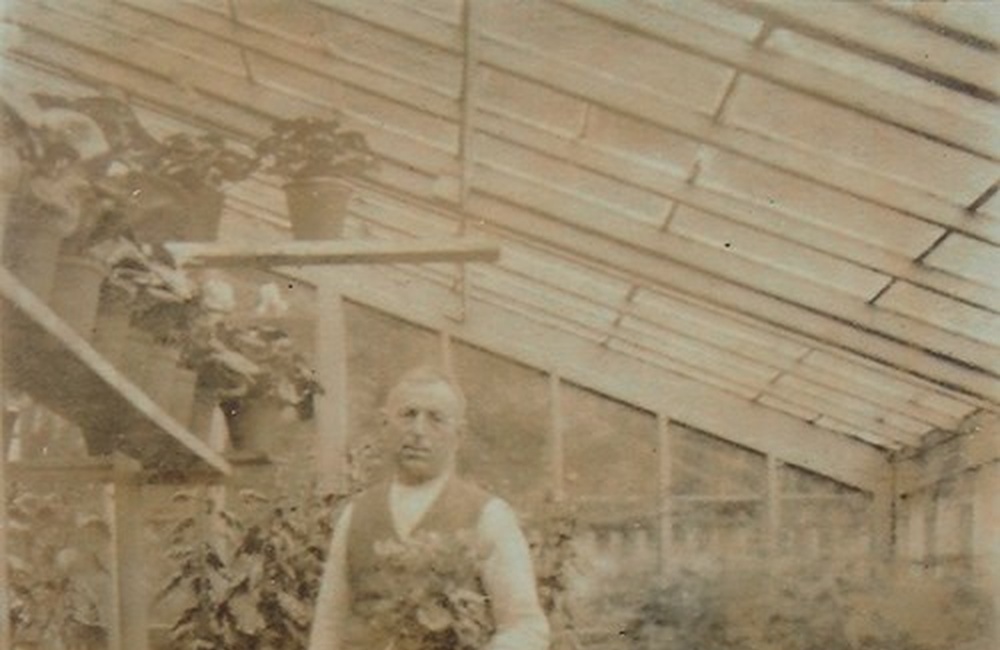Opa Bos in zijn plantenkas bj het koetshuis, ca. 1900