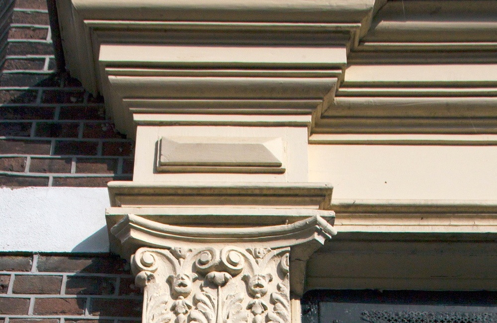 Detail ornamenten gekoppelde woonhuizen Hogestraat - 2016