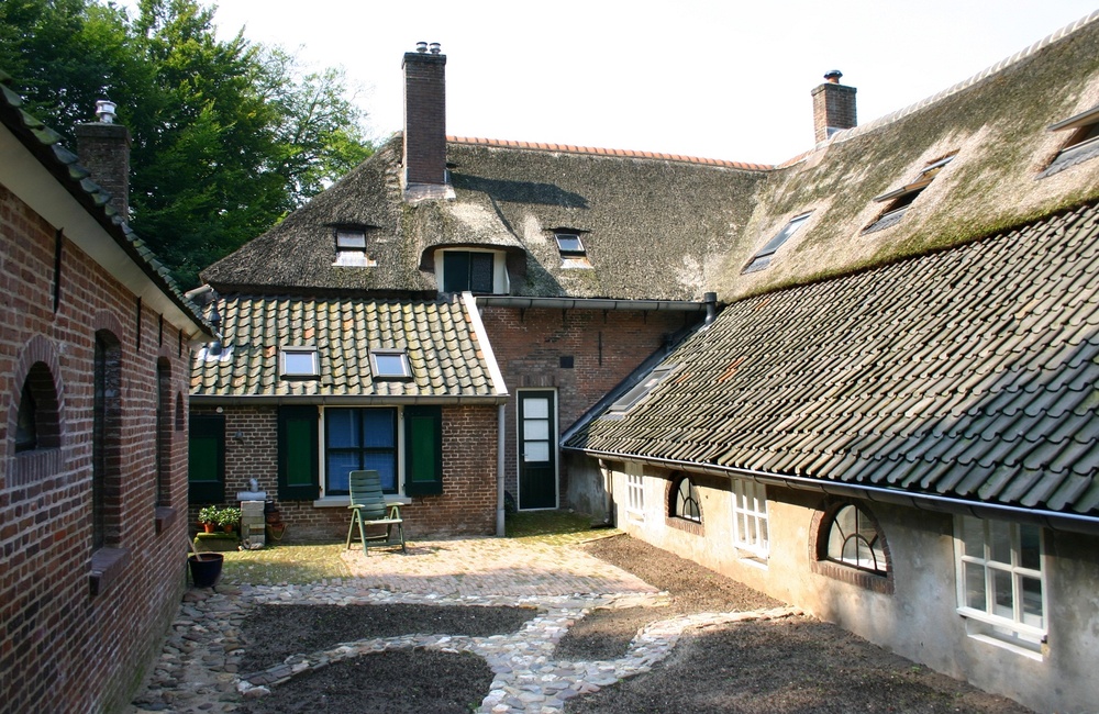 Achterzijde boerderij met rechts de stal