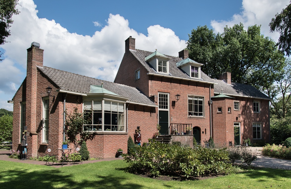 Voorgevel en linkerzijgevel landhuis - 2016