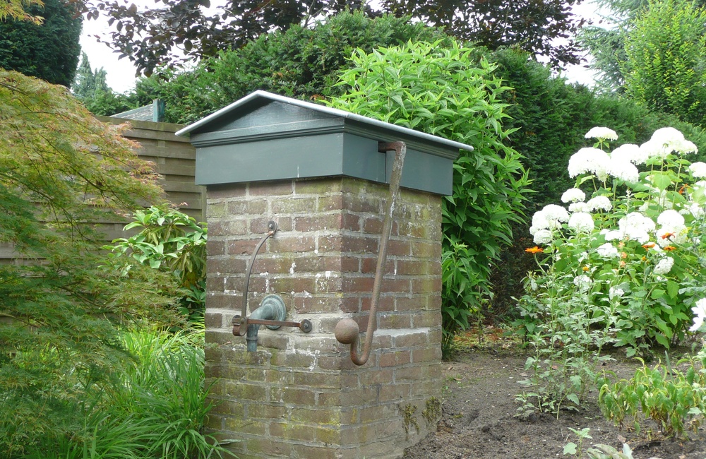 Pomp na nieuwbouw in een achtertuin
