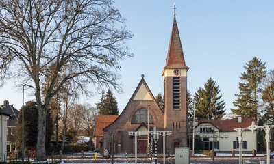Boecop naast kerk