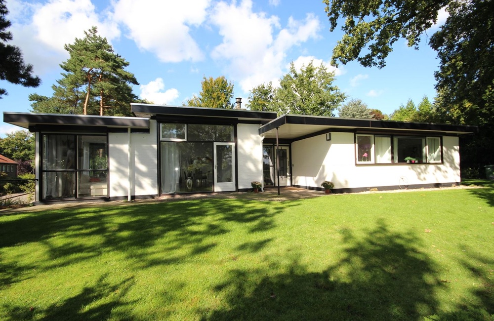 Westgevel met inspringend de voordeur ca 2018