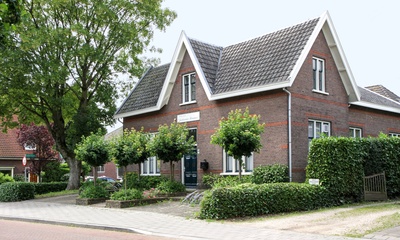 Woonhuis, (voorm. school)