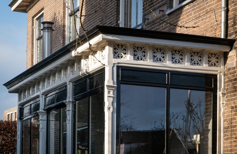 Serre met houtsnijwerk