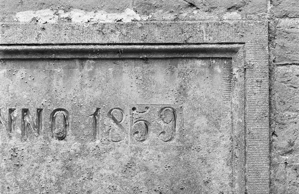 Nederlands Hervormde Kerk: Exterieur NOORDGEVEL, GEDENKSTEEN, DETAIL LETTERPLAAT (1993)
