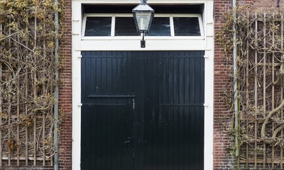 Deel voorgevel koetshuis