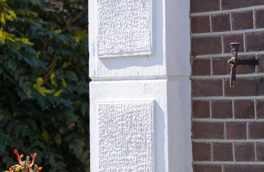 Witgepleisterde geblokte pilasters - 2016