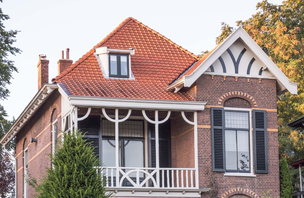 Topgevel voorzien van houten sierelementen - 2016
