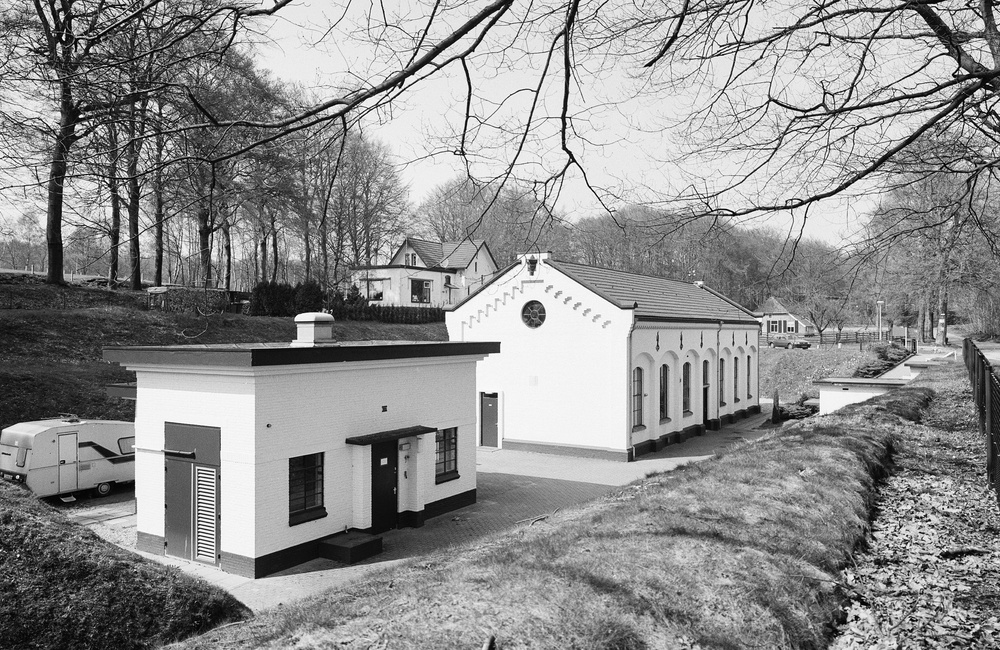 Op de voorgrond waterwingebouw 2 uit 1926