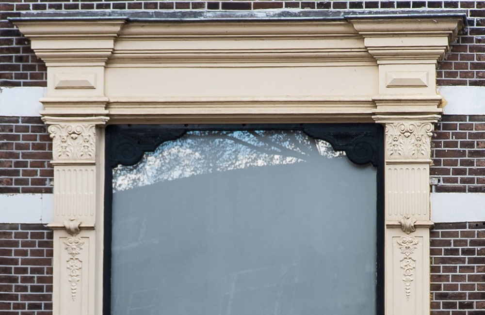 Detail raam in neorenaissancestijl gekoppelde woonhuizen Hogestraat - 2016