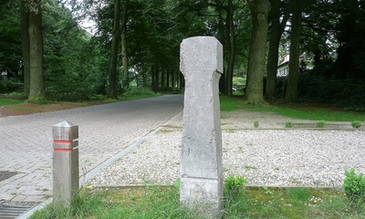 Grenspaal bij Dennenweg-Ringallee