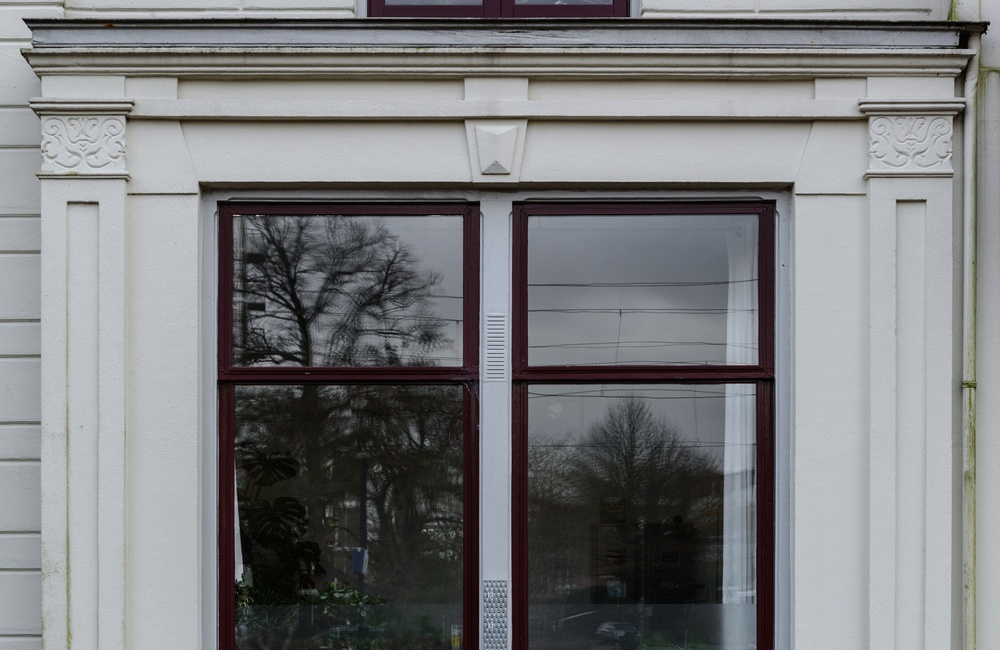 Venster met geprofileeerde omlijsting 2016