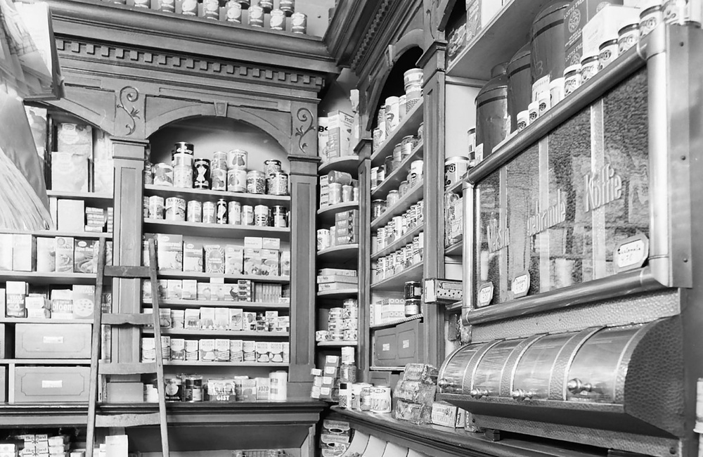 Interieur kruidenierswinkel Emmastraat 10-12 (1980)