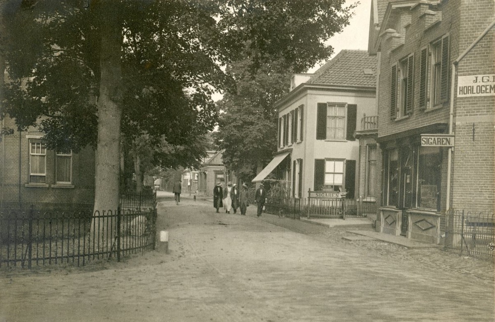 1e rechts: Horlogemaker Liesker, later groentewinkel Jeurissen - 1920-1930
