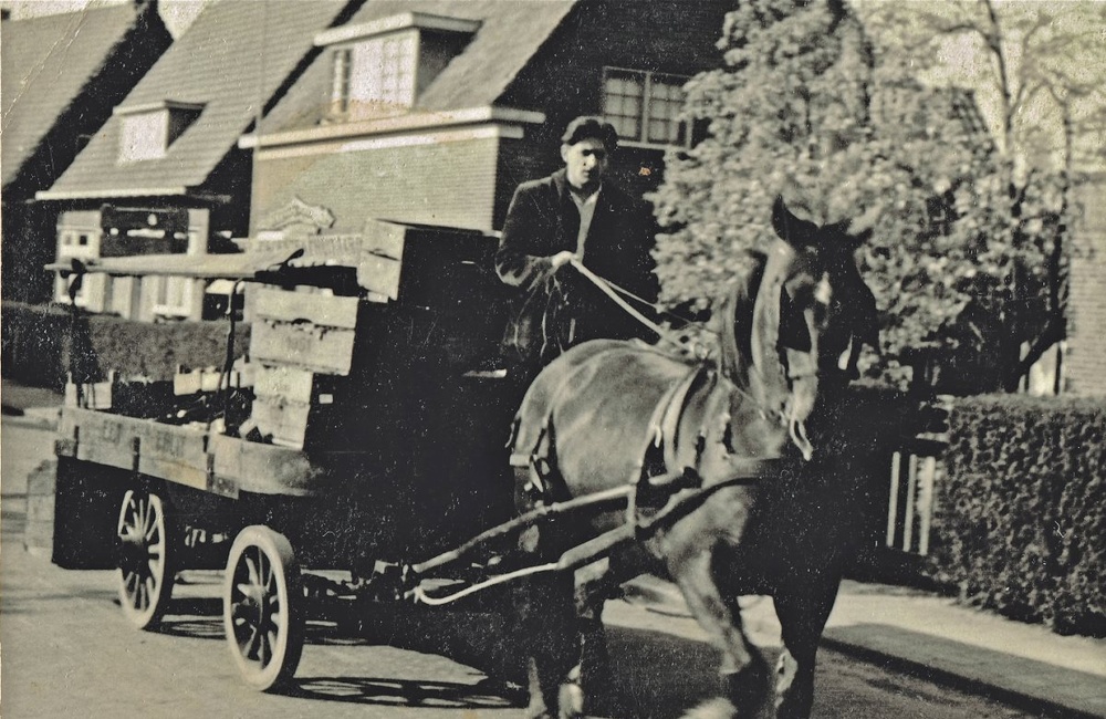 Jo Corporaal met paard en wagen in de Pr. Hendrikstraat - ca 1950