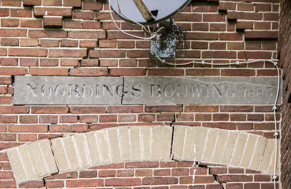 Naam boven de voordeur ôNoordingsbouwingö - 2016