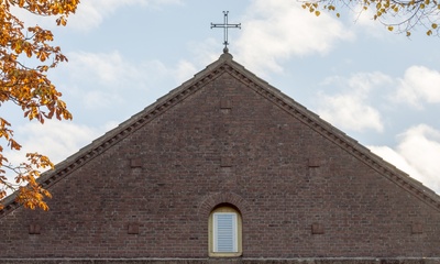 Puntdak voorgevel kerk