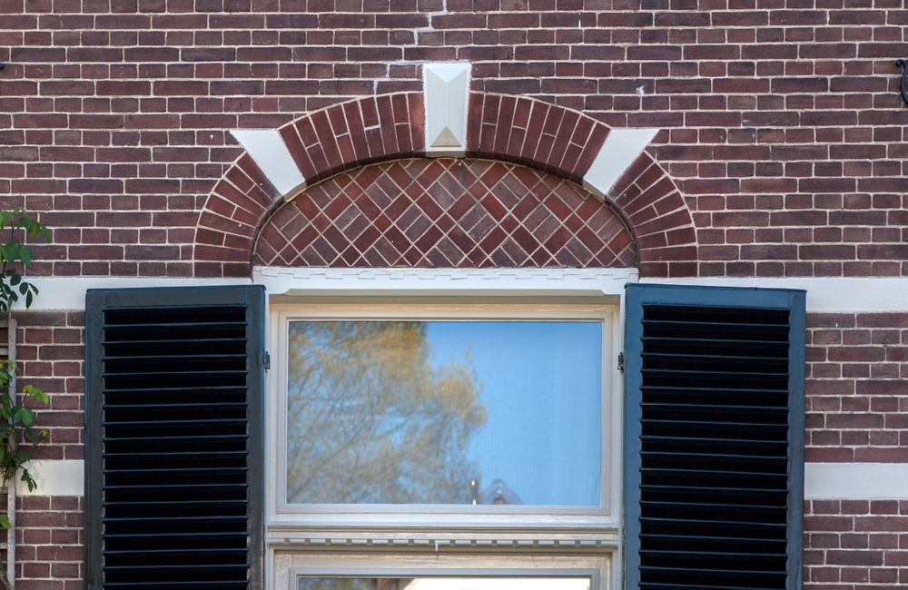 Detail raam met segmentbogen en siermetselwerk - 2016