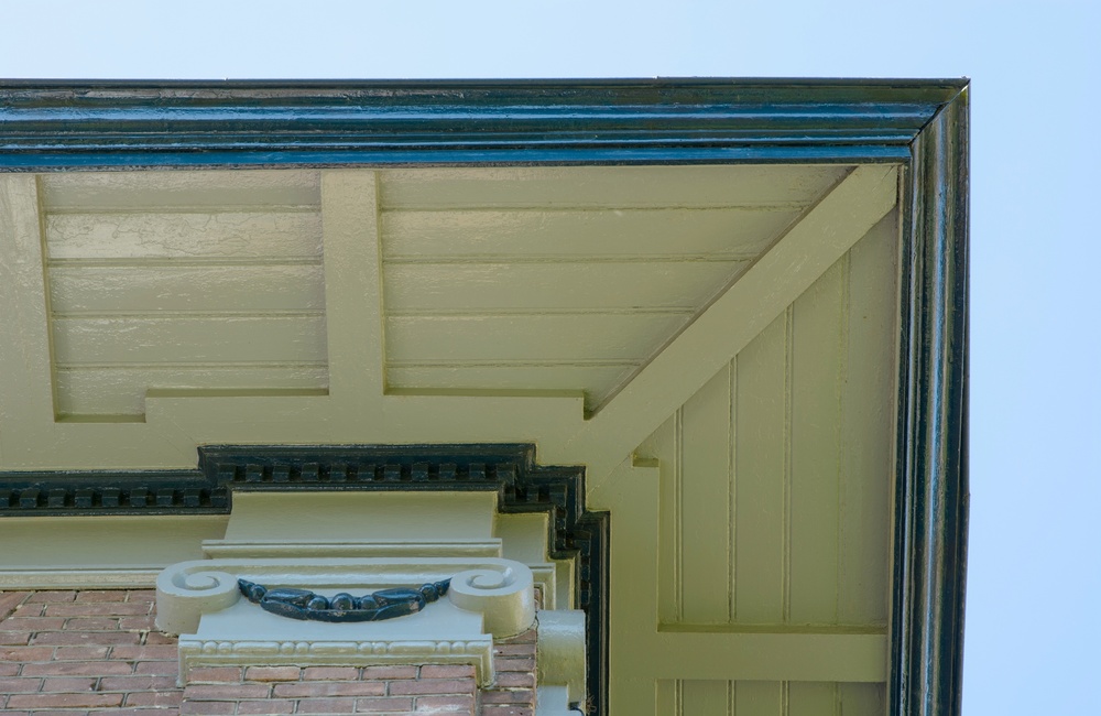 Detail dakrand en gepleisterde kapitelen - 2016