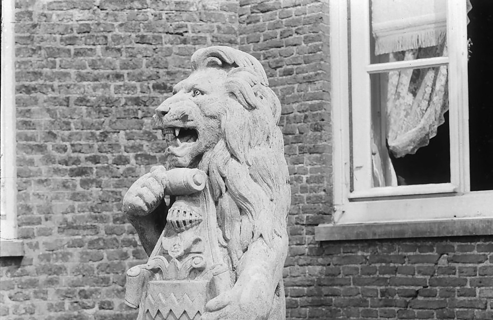 Beeldhouwwerk op de toegangsbrug (1917)