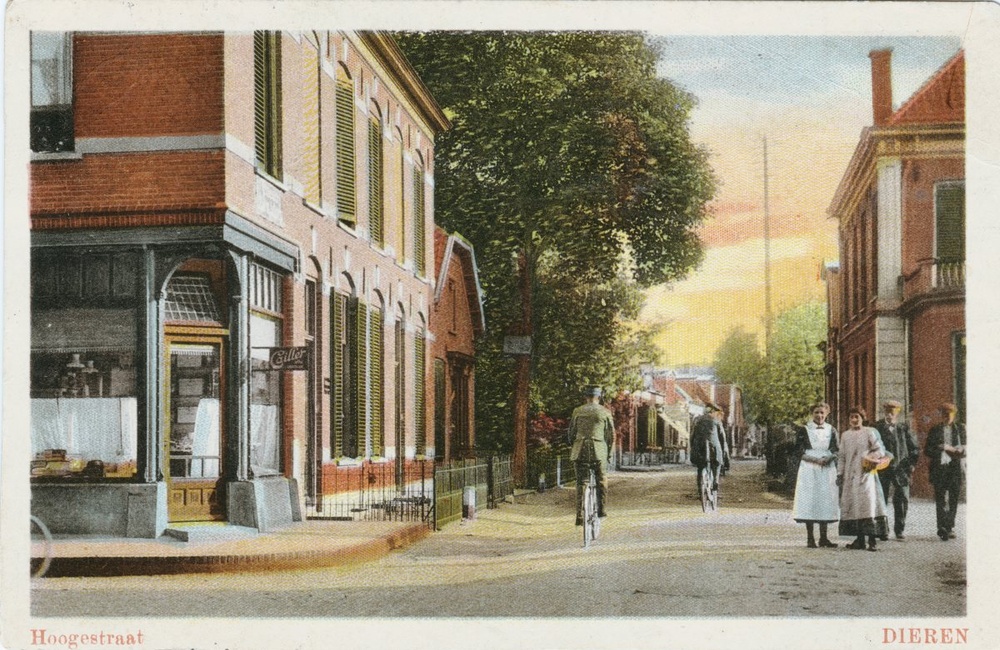 Hogestraat met links Bakkerij Lunchroom S.M. Veenendaal - 1915
