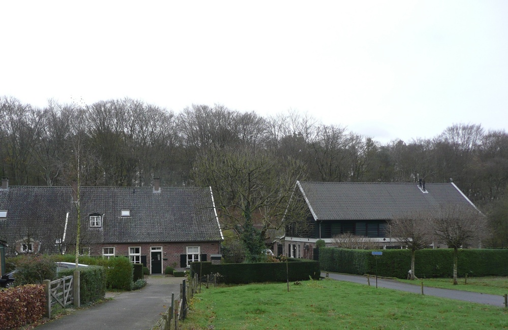Rechts de vroegere leeerlooierij, links de schuur met knechtswoning 2020