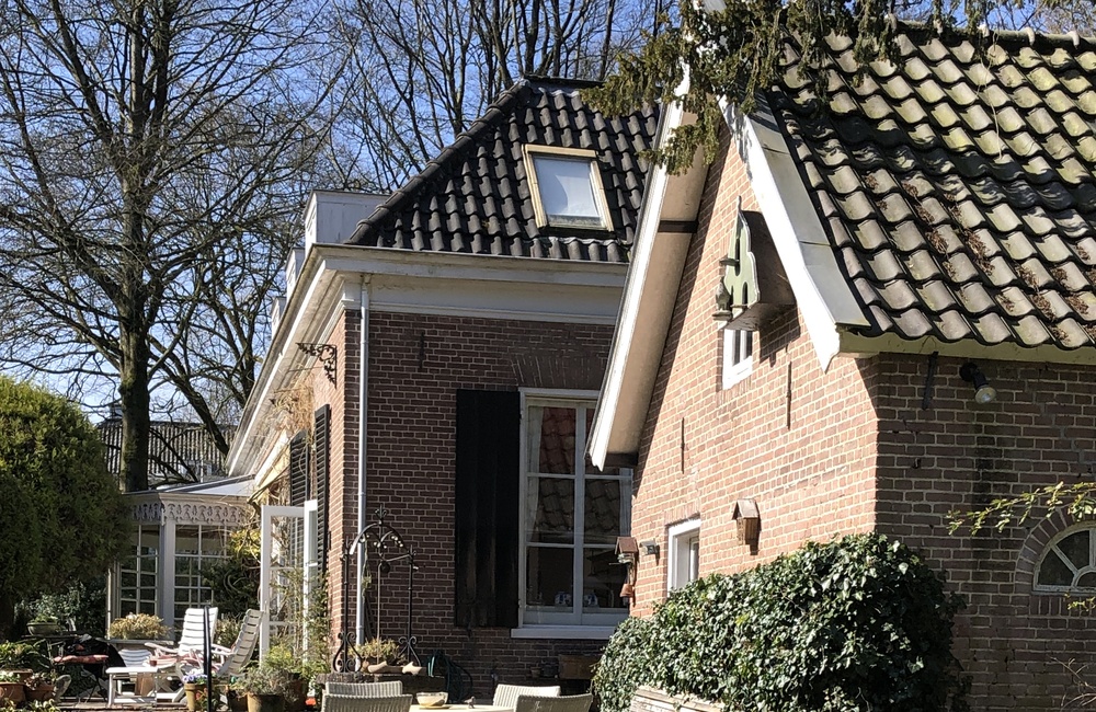 Terrassen zuidzijde, links de oude serre - 2025