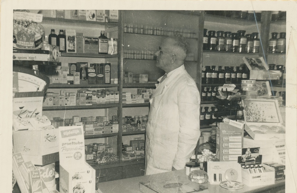 Frits Dobbenberg in zijn winkel.