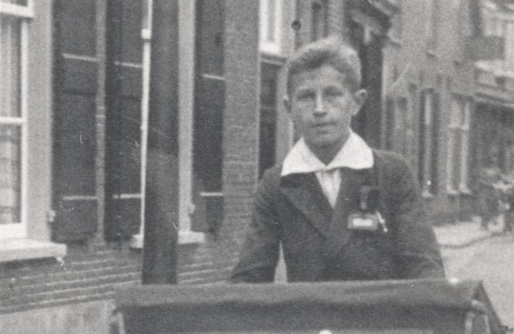 Fietsjongen van Schoenenmagazijn Wijs - 1935-1950