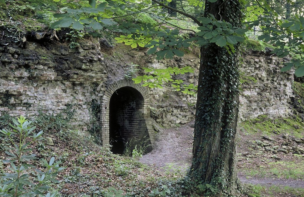 Kasteel Rosendeal: Overzicht van de ingang naar de ijskelder (2000)