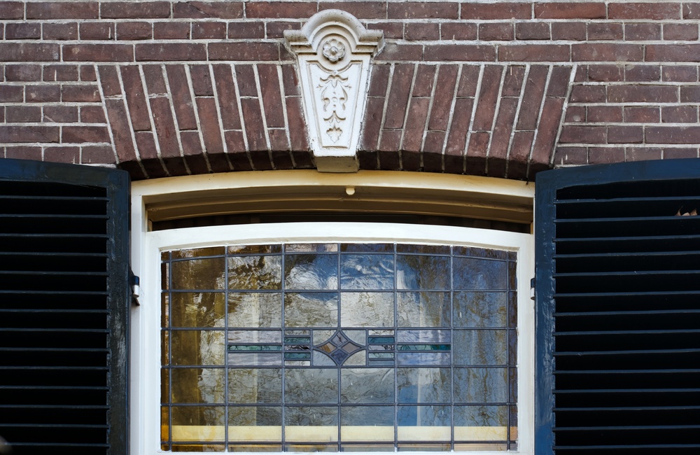 Detail glas-in-lood raam met gekuifde sluitsteen Villa Hoflaan 3 - 2016
