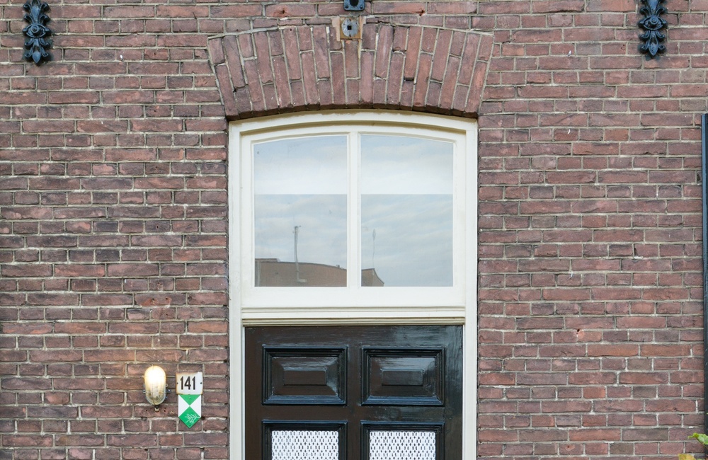 Voordeur met opengewerkte gietijzeren panelen 2016