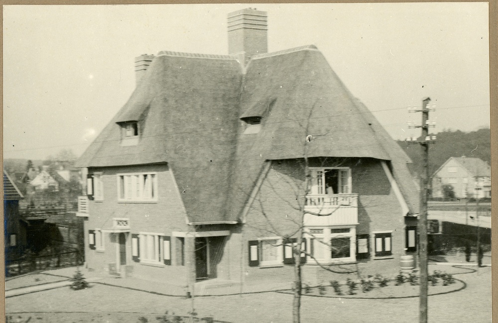 Hoek Hogeweg-Tromplaan ca 1928