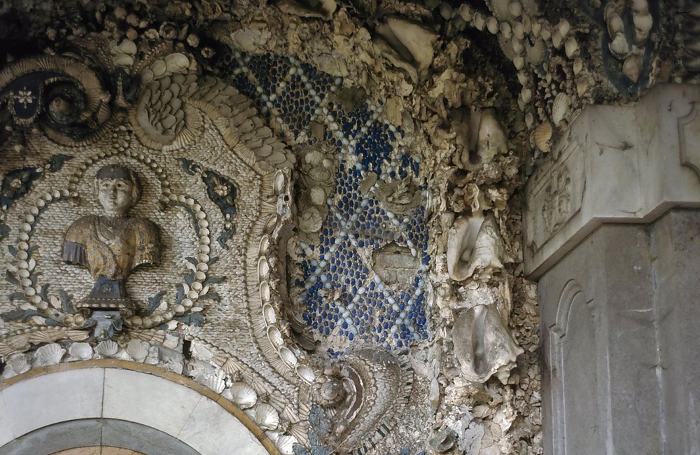 Kasteel Rosendael: Detail van de schelpengalerij in het park